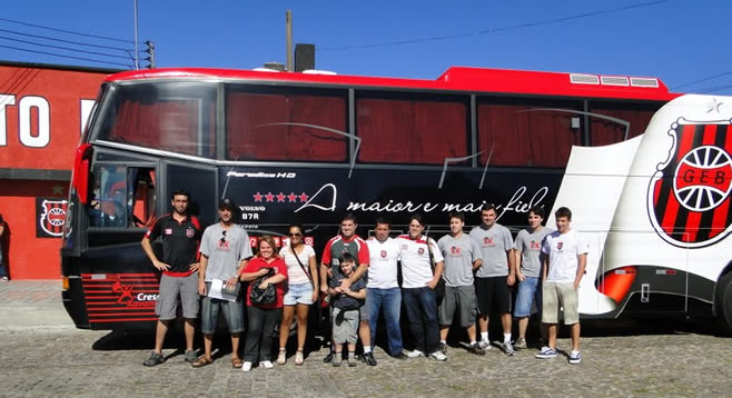 Diretores posam para foto no novo ônibus