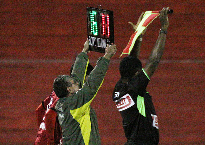 Placa de substituição eletrônica sendo utilizada durante uma partida